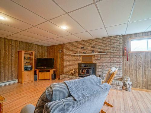 Salle familiale - 150 Rue Riendeau, Coaticook, QC - Indoor With Fireplace