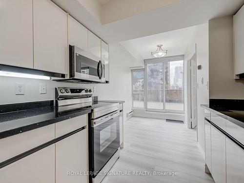 306-7 Carlton St, Toronto, ON - Indoor Photo Showing Kitchen