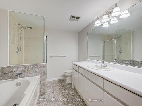 306-7 Carlton St, Toronto, ON - Indoor Photo Showing Bathroom