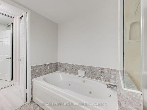 306-7 Carlton St, Toronto, ON - Indoor Photo Showing Bathroom