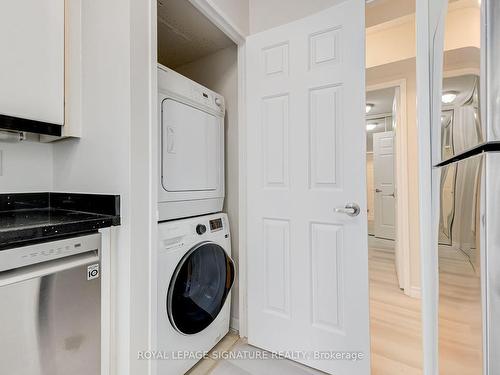 306-7 Carlton St, Toronto, ON - Indoor Photo Showing Laundry Room