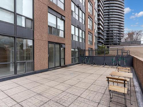 306-7 Carlton St, Toronto, ON - Outdoor