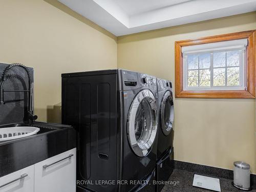 20369 Centre St, East Gwillimbury, ON - Indoor Photo Showing Laundry Room