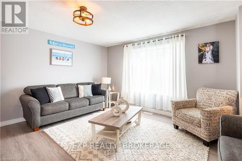 27 Robin Street, North Middlesex, ON - Indoor Photo Showing Living Room