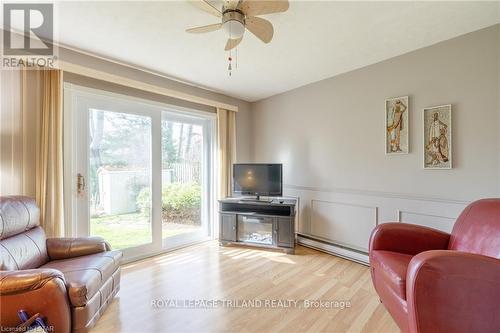 1378 Collingwood Ave, London, ON - Indoor Photo Showing Living Room