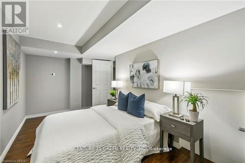 4217 Amaletta Crescent, Burlington, ON - Indoor Photo Showing Bedroom