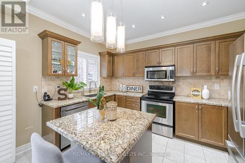 90 Masters Green Crescent, Brampton, ON - Indoor Photo Showing Kitchen With Upgraded Kitchen