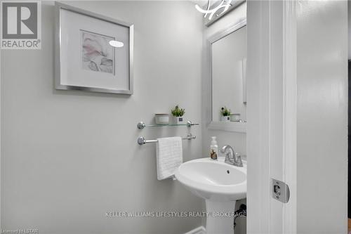 54 Belorun Court, London, ON - Indoor Photo Showing Bathroom