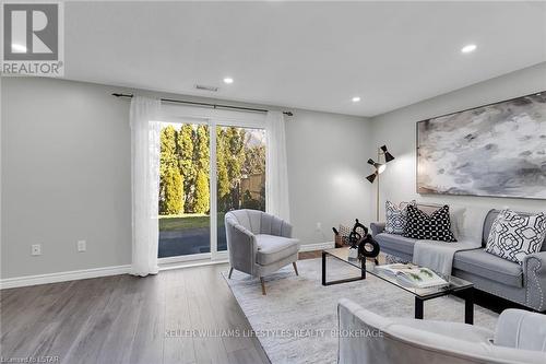 54 Belorun Court, London, ON - Indoor Photo Showing Living Room