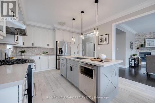 1323 Butler Street, Innisfil, ON - Indoor Photo Showing Kitchen With Upgraded Kitchen