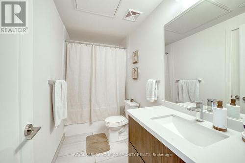 #1711 -330 Richmond St W, Toronto, ON - Indoor Photo Showing Bathroom