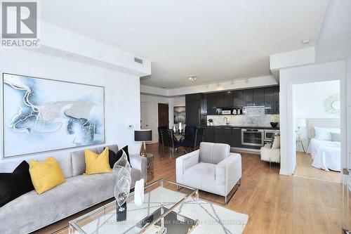 811 - 115 Mcmahon Drive, Toronto, ON - Indoor Photo Showing Living Room