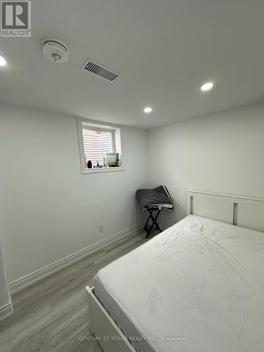 284 Ormond Drive, Oshawa, ON - Indoor Photo Showing Bedroom