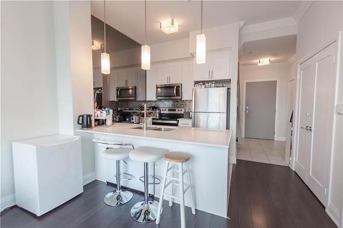 16 Concord Place|Unit #609, Grimsby, ON - Indoor Photo Showing Kitchen With Upgraded Kitchen