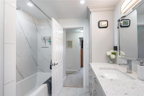 52 Maple Drive, Stoney Creek, ON - Indoor Photo Showing Bathroom