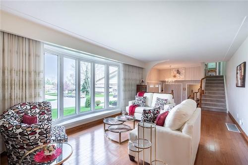 52 Maple Drive, Stoney Creek, ON - Indoor Photo Showing Living Room