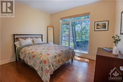 Second bedroom wth large window - 66 Villa Crescent, Ottawa, ON - Indoor Photo Showing Bedroom