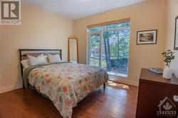 Second bedroom wth large window - 