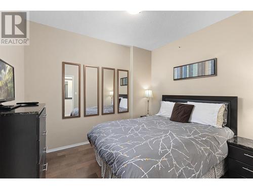 1128 Sunset Drive Unit# 401, Kelowna, BC - Indoor Photo Showing Bedroom