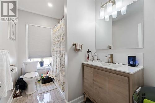 420 Confederation Street, Sarnia, ON - Indoor Photo Showing Bathroom