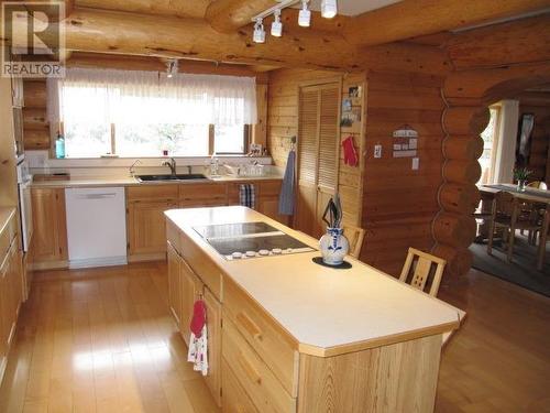 4768 Telqua Drive, 108 Mile Ranch, BC - Indoor Photo Showing Kitchen