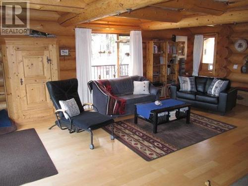 4768 Telqua Drive, 108 Mile Ranch, BC - Indoor Photo Showing Living Room