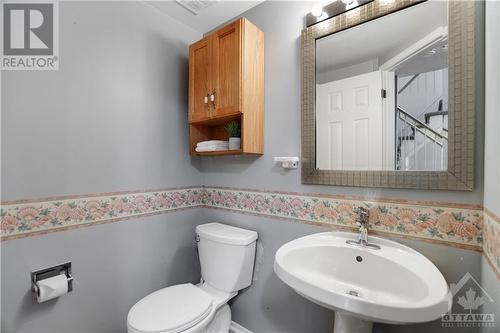 Powder room on main level - 33 Forestlane Private, Ottawa, ON - Indoor Photo Showing Bathroom