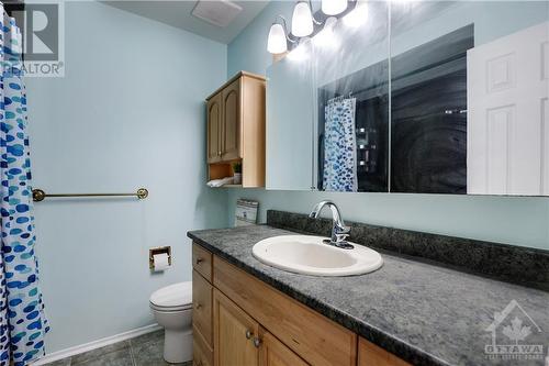 33 Forestlane Private, Ottawa, ON - Indoor Photo Showing Bathroom