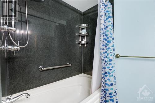 33 Forestlane Private, Ottawa, ON - Indoor Photo Showing Bathroom