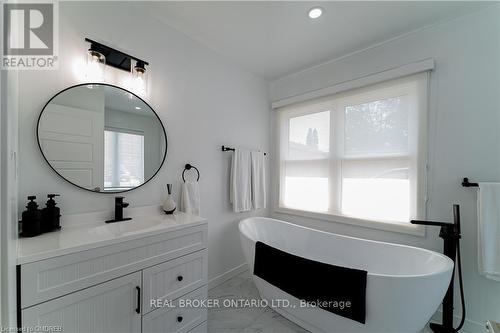 105 Elizabeth Street, Chatham-Kent, ON - Indoor Photo Showing Bathroom