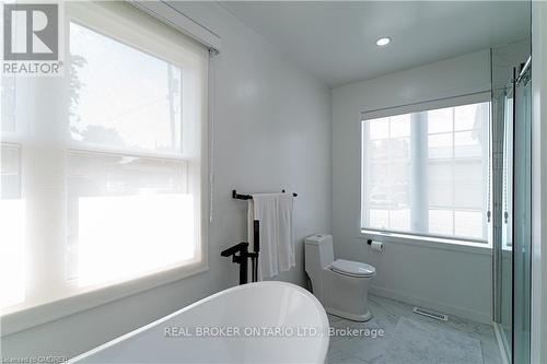 105 Elizabeth Street, Chatham-Kent, ON - Indoor Photo Showing Bathroom