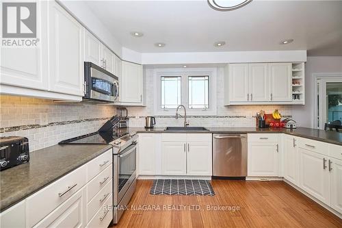 43225 Pettit Road W, Port Colborne, ON - Indoor Photo Showing Kitchen With Upgraded Kitchen