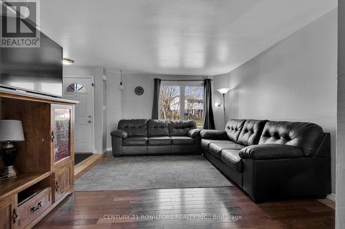 101 Tennyson Street, Woodstock, ON - Indoor Photo Showing Living Room