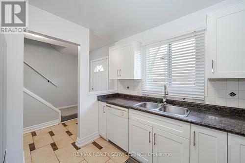 57 - 105 Hansen Road N, Brampton, ON - Indoor Photo Showing Kitchen With Double Sink