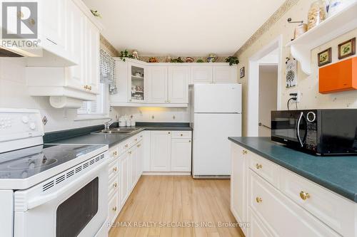 60 - 318 Laurier Avenue, Milton, ON - Indoor Photo Showing Kitchen With Double Sink