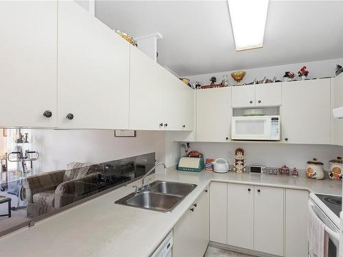 406-1685 Estevan Rd, Nanaimo, BC - Indoor Photo Showing Kitchen With Double Sink
