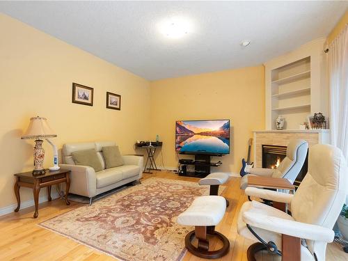 8-1063 Valewood Trail, Saanich, BC - Indoor Photo Showing Living Room
