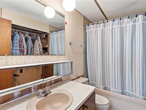 2369 South Wellington Rd, Nanaimo, BC - Indoor Photo Showing Bathroom