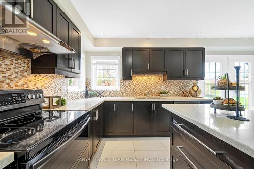 39 Dopp Crescent, Whitby, ON - Indoor Photo Showing Kitchen With Upgraded Kitchen