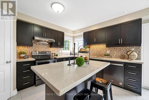 39 Dopp Crescent, Whitby, ON - Indoor Photo Showing Kitchen With Upgraded Kitchen
