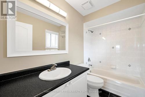 39 Dopp Crescent, Whitby, ON - Indoor Photo Showing Bathroom