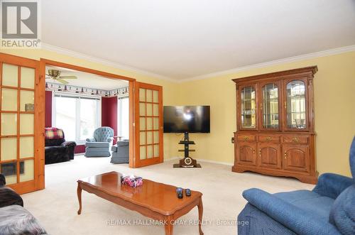 1 Juniper Court, New Tecumseth, ON - Indoor Photo Showing Living Room