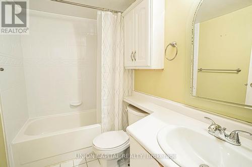 705 - 25 Grenville Street, Toronto, ON - Indoor Photo Showing Bathroom
