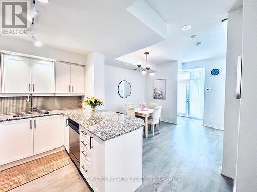 Th8 - 6 Pirandello Street, Toronto, ON - Indoor Photo Showing Kitchen With Upgraded Kitchen