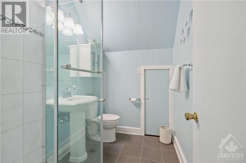 242 Columbus Avenue, Ottawa, ON - Indoor Photo Showing Bathroom