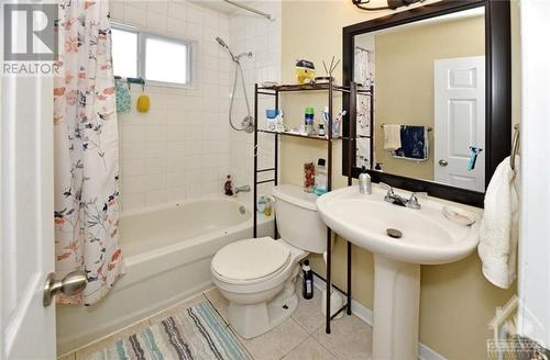 10 Roundhay Drive, Ottawa, ON - Indoor Photo Showing Bathroom