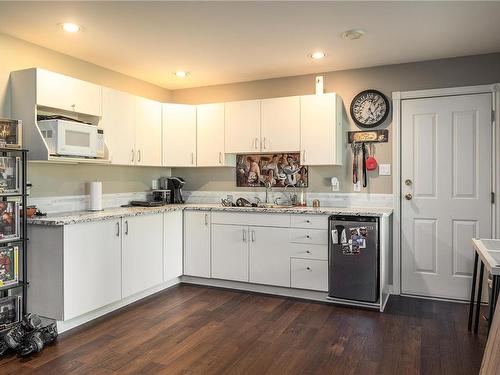 1432 Marina Way, Nanoose Bay, BC - Indoor Photo Showing Kitchen With Double Sink
