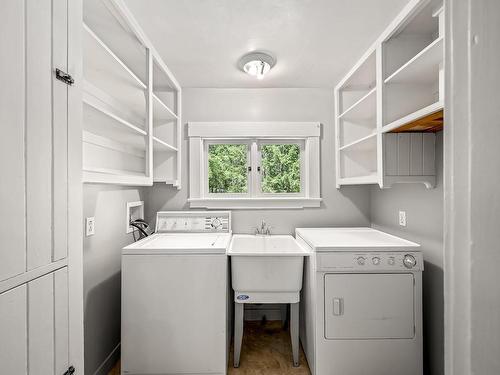 3750 Pinecrest Rd, Black Creek, BC - Indoor Photo Showing Laundry Room