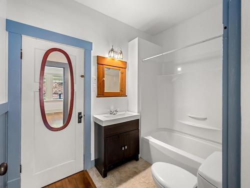 3750 Pinecrest Rd, Black Creek, BC - Indoor Photo Showing Bathroom