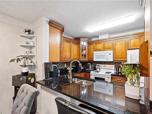 116-1685 Estevan Rd, Nanaimo, BC - Indoor Photo Showing Kitchen With Double Sink